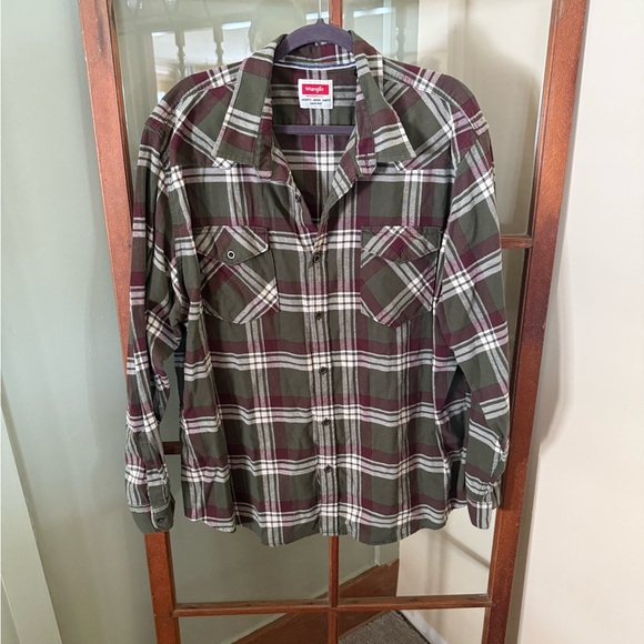 Wrangler Tops - Wrangler NWOT Women’s Green and White Plaid Button-down Flannel - Size 2X